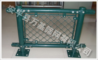勾花护栏网材质：优质低碳钢丝、镀锌丝、不锈钢丝、PVC涂塑丝。